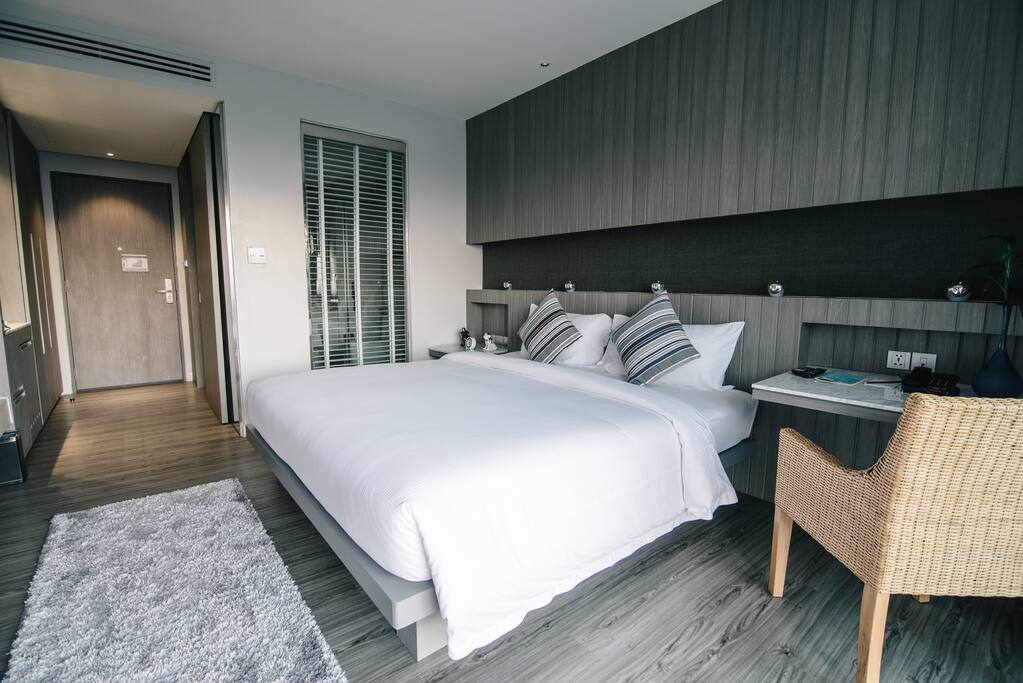 King bed and marble top work desk
Twin bed is also available on request. Please message us for more information.