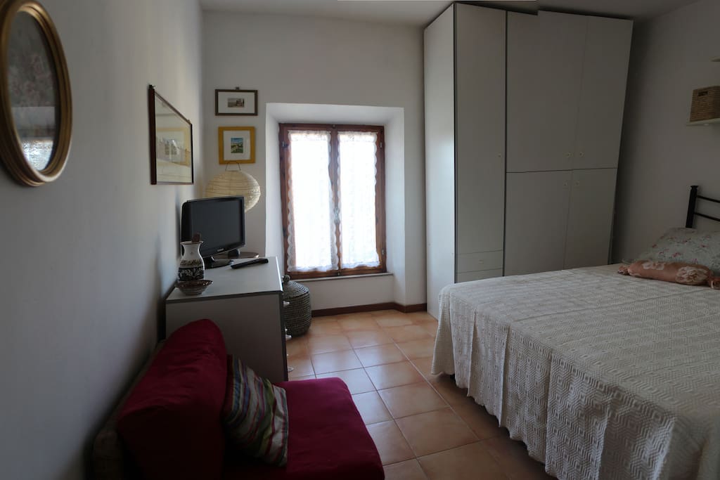 La camera con letto matrimoniale