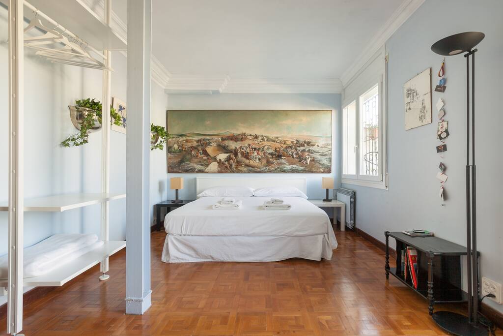 Double bed with the painting "The battle of Tetouan".