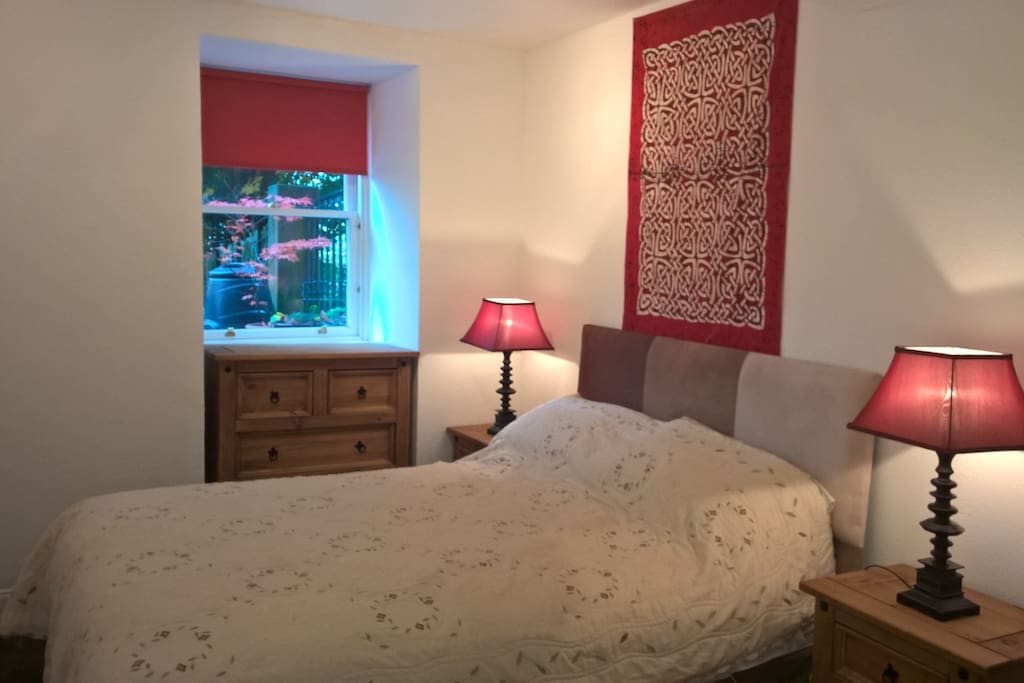 Kingsize bed in bedroom 1