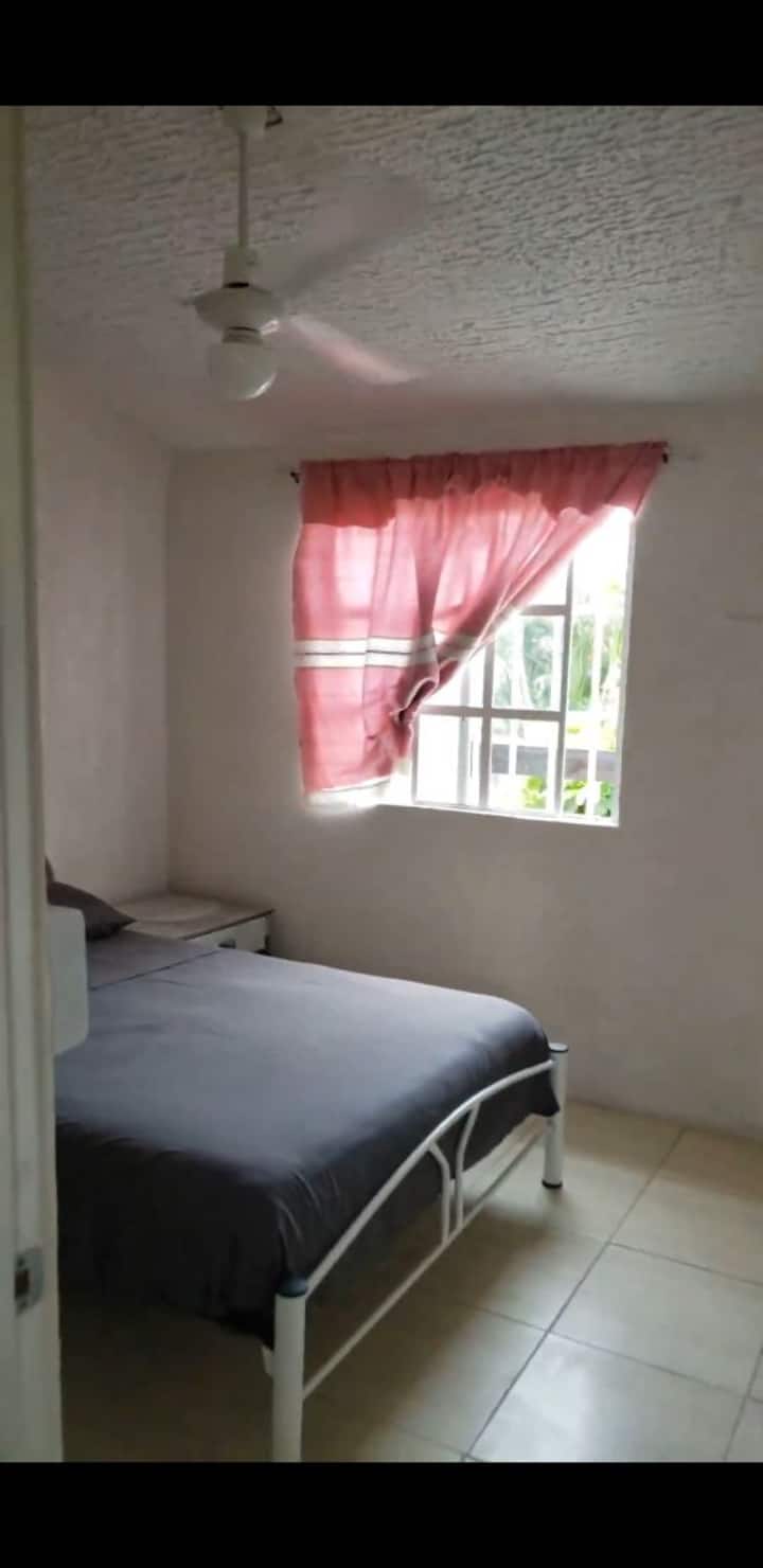 Მეორე საძინებელი ორადგილიანი საწოლითა და ტერასის ხედით. 