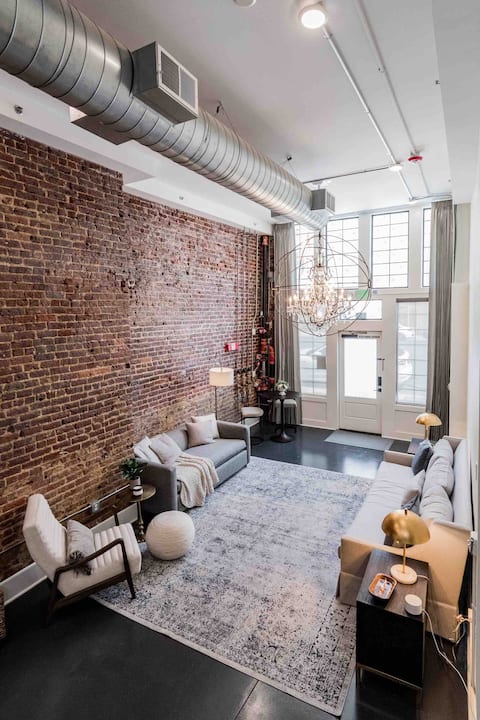 Fabulous Loft w/ King Suite Great Location!