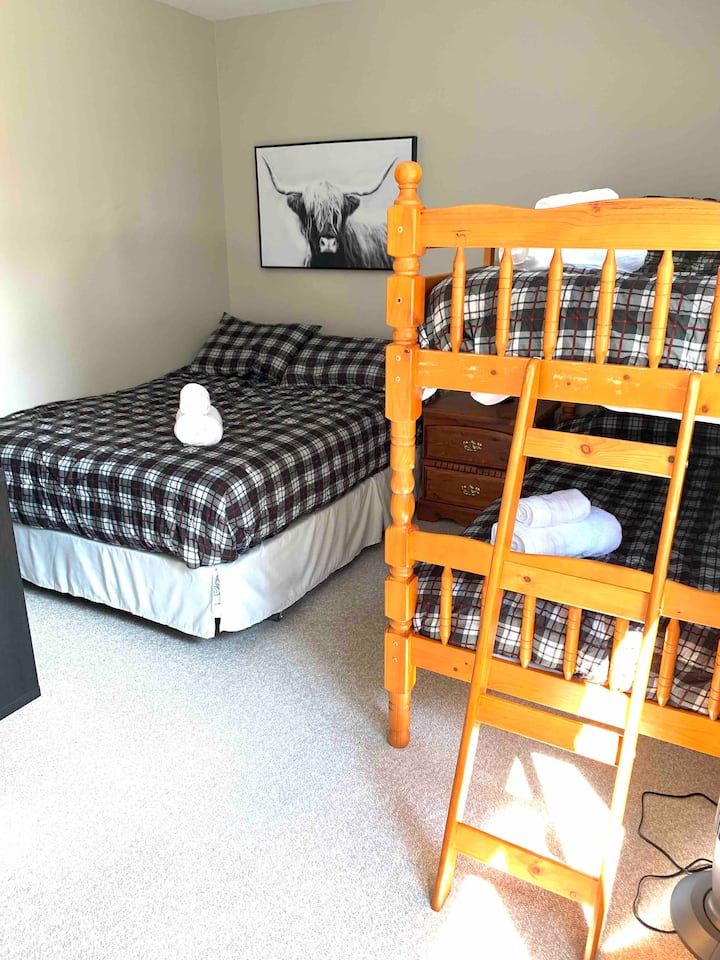 Втората спалня разполага с двойно легло и двуетажни легла.