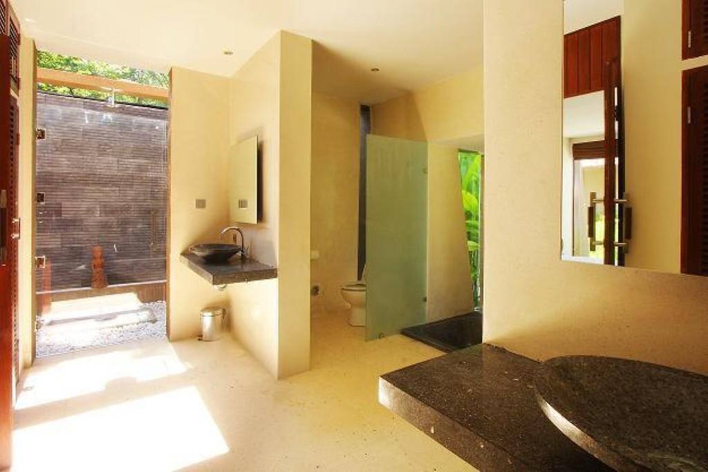 Spacious Bathroom