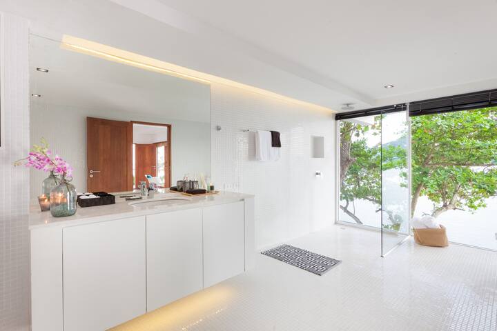 En-suite bathroom