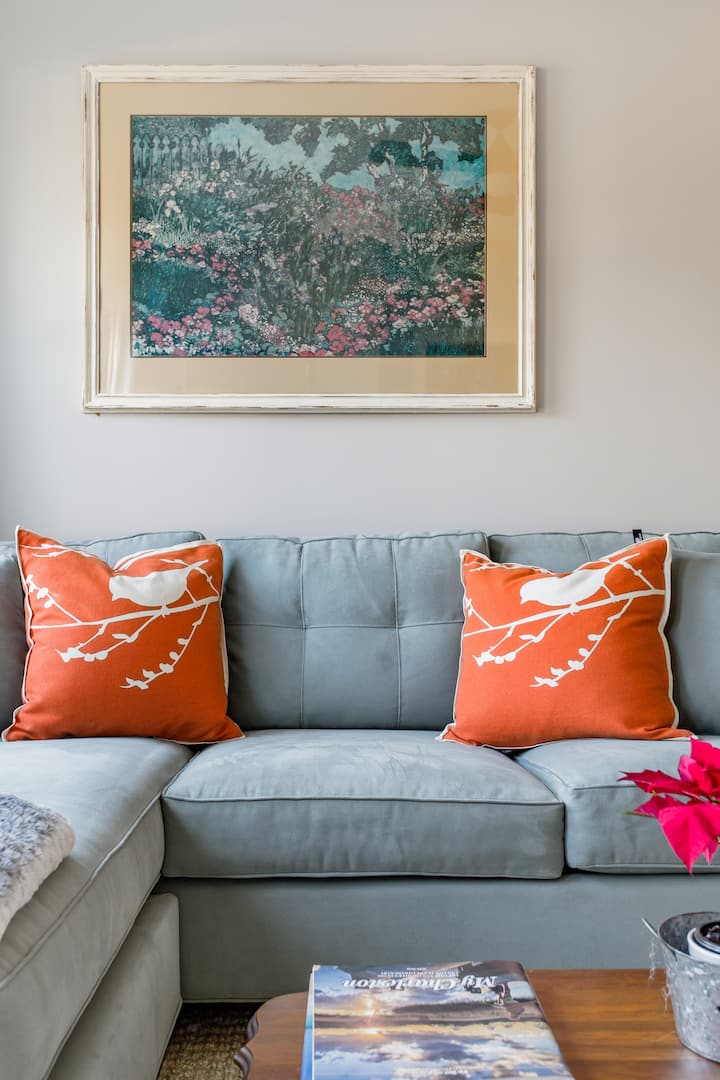 El sofá cama tamaño queen ofrece un addi.