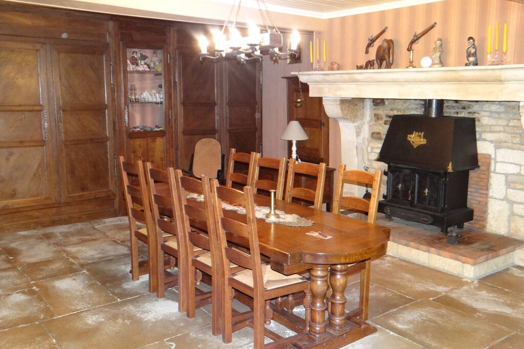 Salle à manger avec poêle à bois