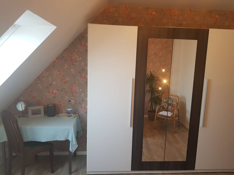Dein eigener kleiner Tisch und Schrank.