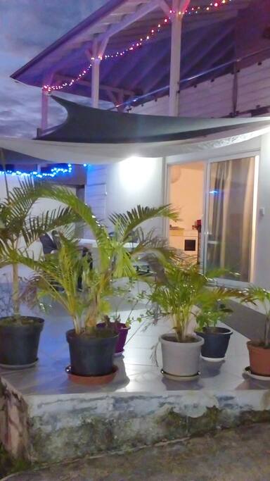 la terrasse sous ses voiles d'ombrage