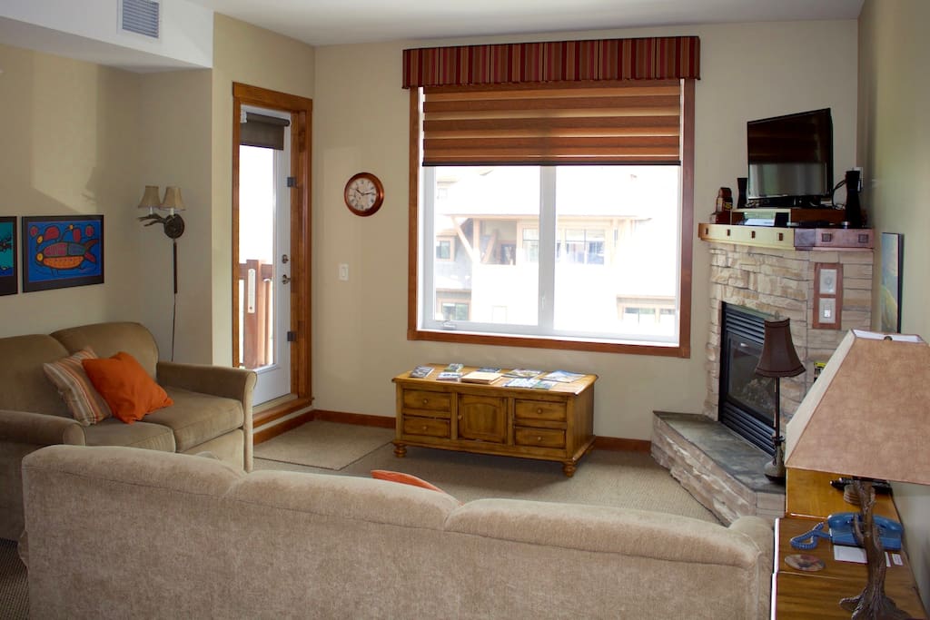 Livingroom with gas fireplace