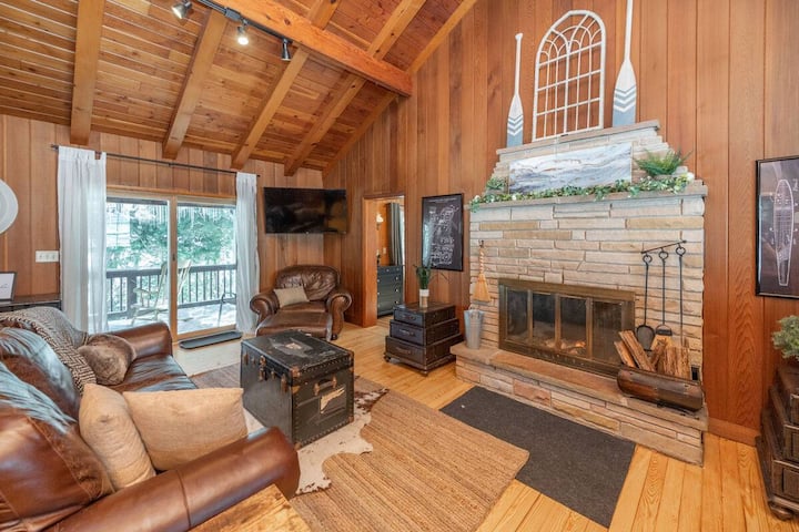 客厅配备燃木壁炉和智能电视 