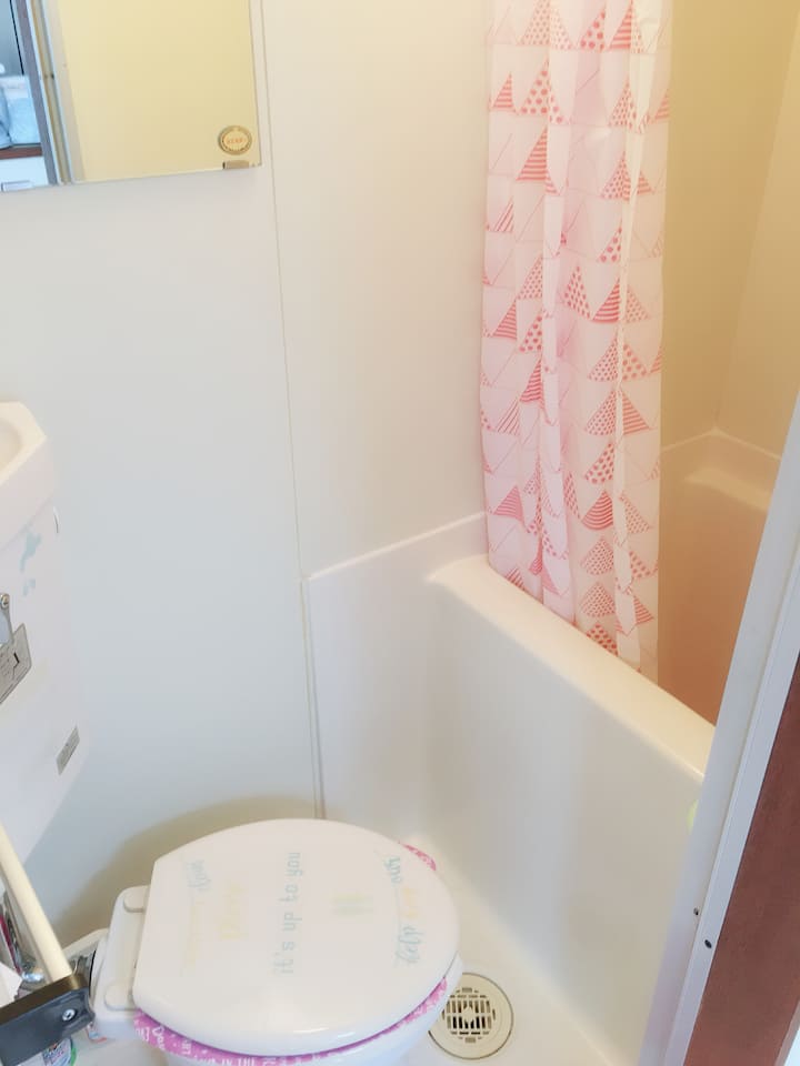 小さなサイズのユニットバスです。
身長170cm 以上の方は、狭いと感じます。
温水シャワー、トイレット、女性向き。
非常に綺麗です。


小さなバスルームですが、シャワーの水圧も最高です！