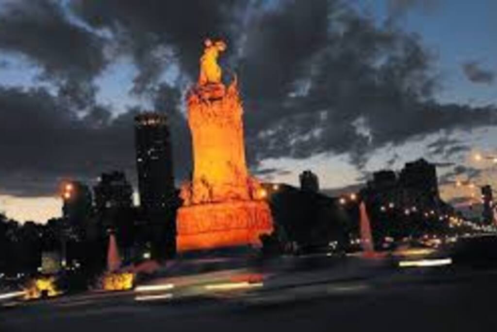 Monumento a los Españoles (a 1 cuadra)
