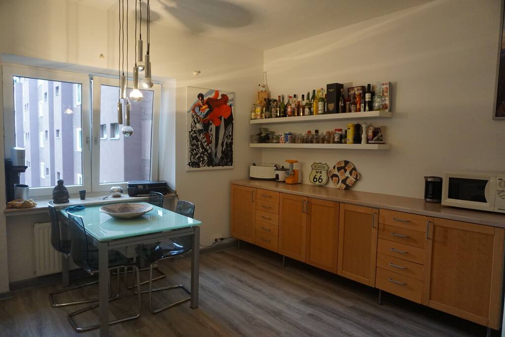 bright kitchen with much workspace (Helle Wohnküche mit viel Arbeitsfläche)