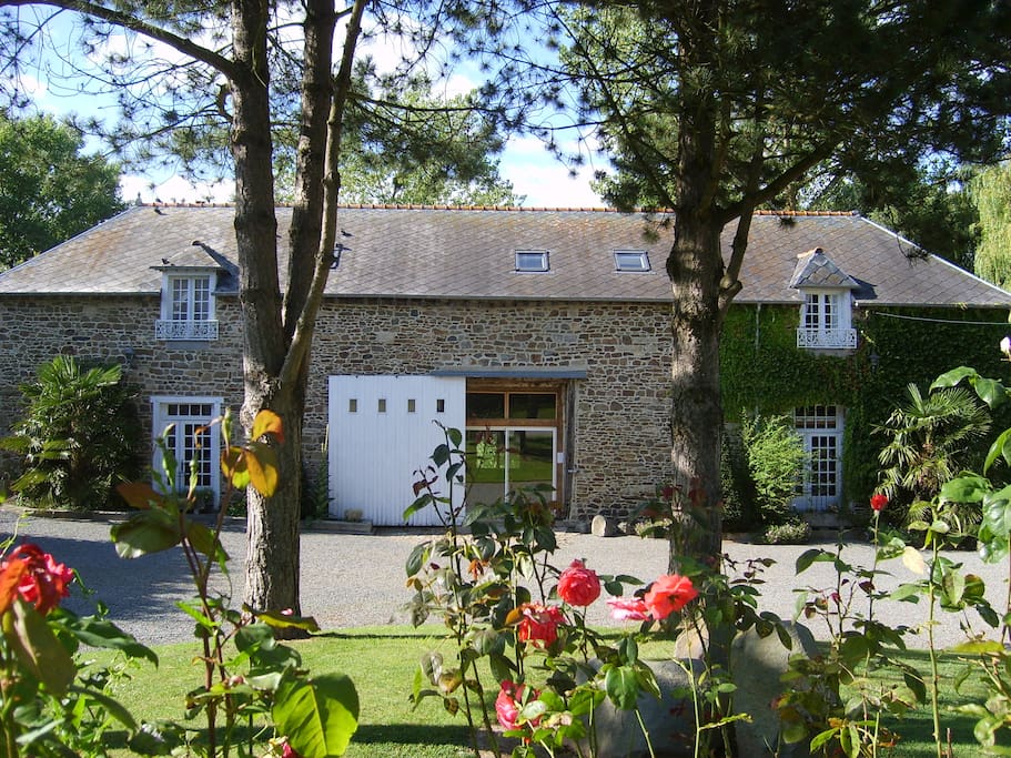 THE 2 Gites and Swimming Pool. Ecurie left and Hayloft right.
