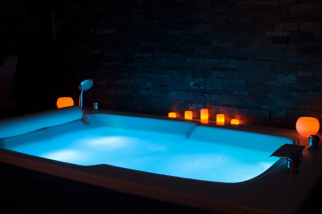 Outdoor Jacuzzi by night