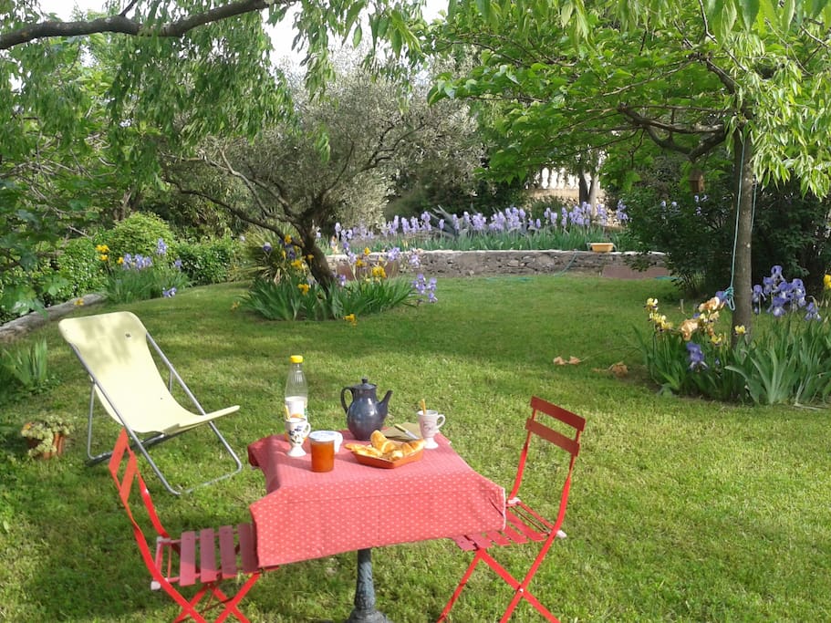 Un coin du jardin pour prendre le petit déj