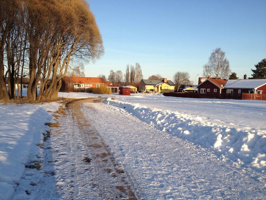 Det gula huset är vårt, mellan husen skymtar man Siljan