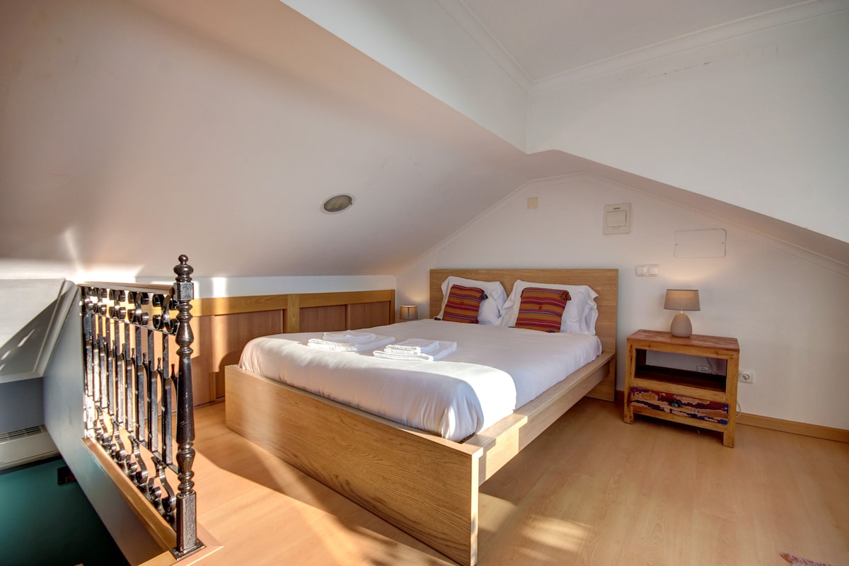 Spálňa na poschodí s priamym prístupom na terasu. Posteľ 160 x 200 cm