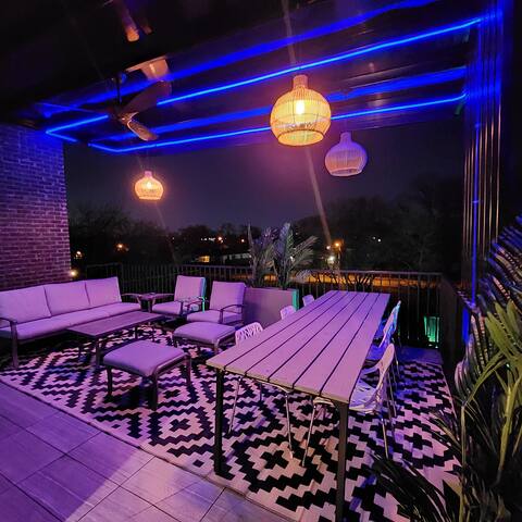 Modern 4 bedroom home with pool gallery image 4