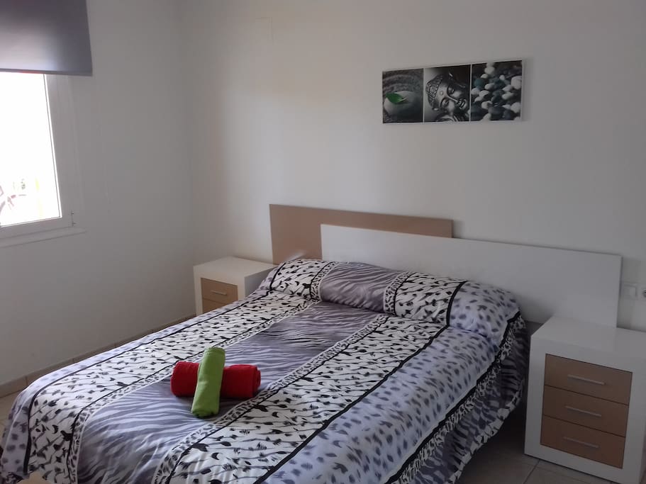 Habitación amplia con cama doble