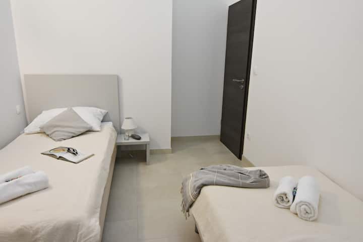 Spavaća soba 2 s dva kreveta za jednu osobu 2x80x200, noćnim ormarićem i noćnom lampom