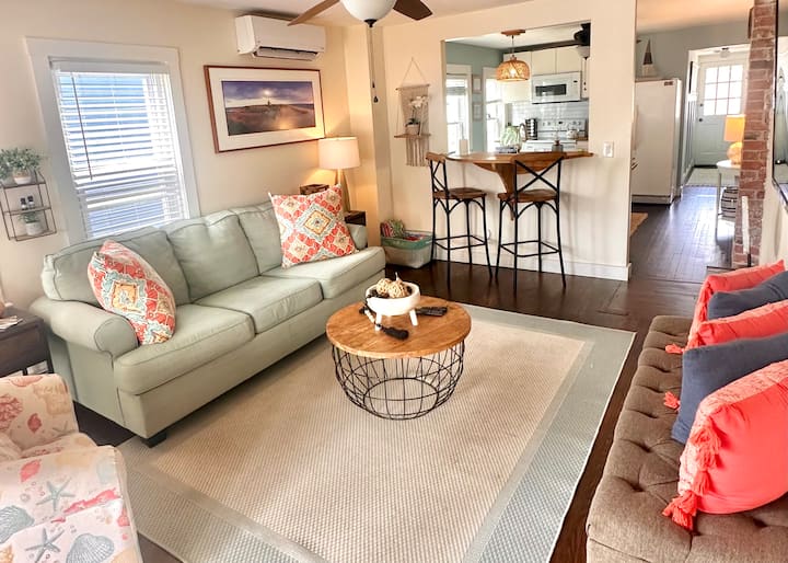 当您走进公寓时，可以看到美丽的景色。 通往开放式客厅和厨房。 蓝色沙发通往全尺寸床。 