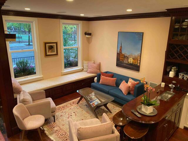 Old Town Cosmopolitan Four Bedroom, Four Bath gallery image 5