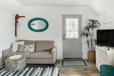 Bluffton's Tropical Carriage House Getaway