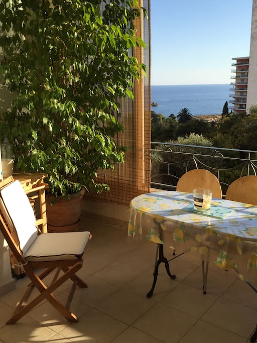 La loggia où vous prendrez vos repas en regardant la mer