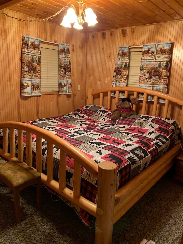 ห้องนอนใหญ่มีเตียงขนาดคิงไซส์เพื่อความสะดวกสบายของคุณ