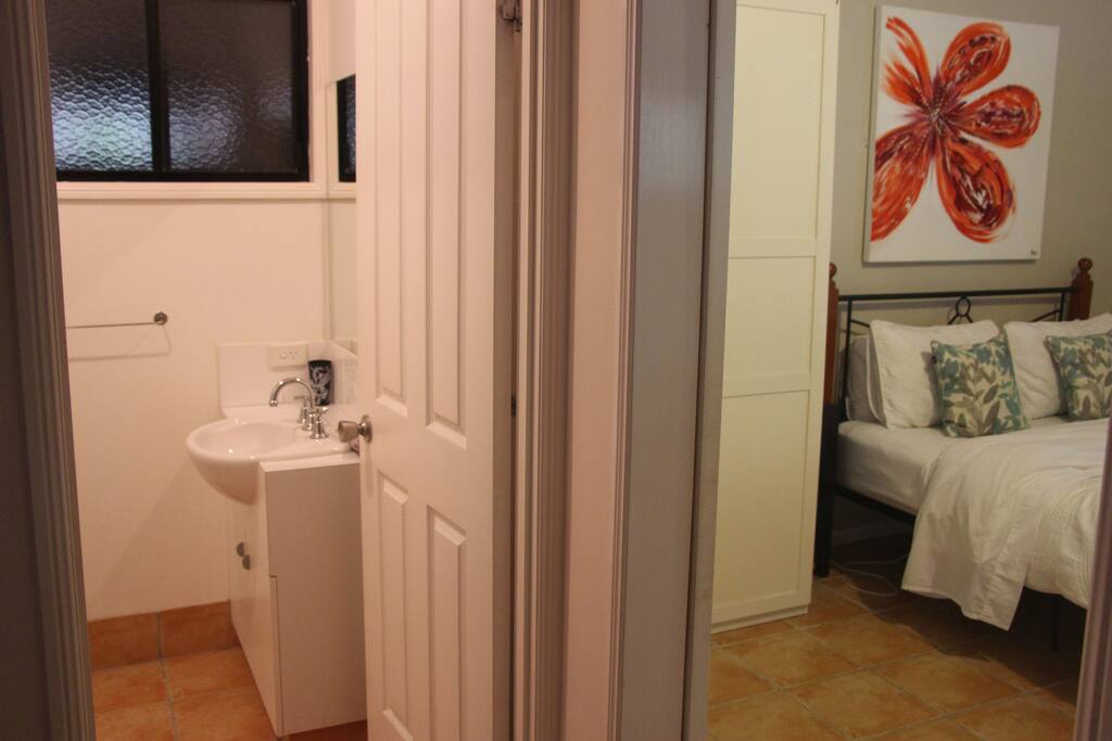 Clean and modern bathroom.