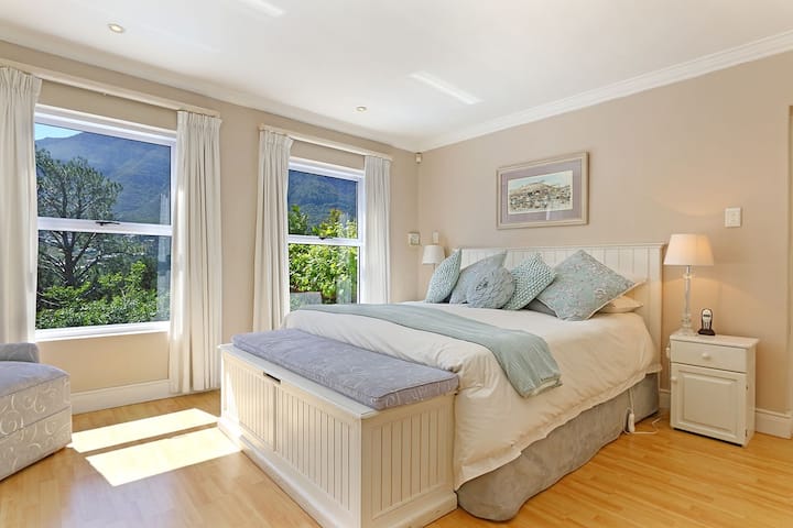 Zonovergoten hoofdslaapkamer