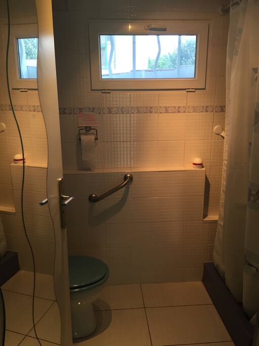 Salle de bain avec douche