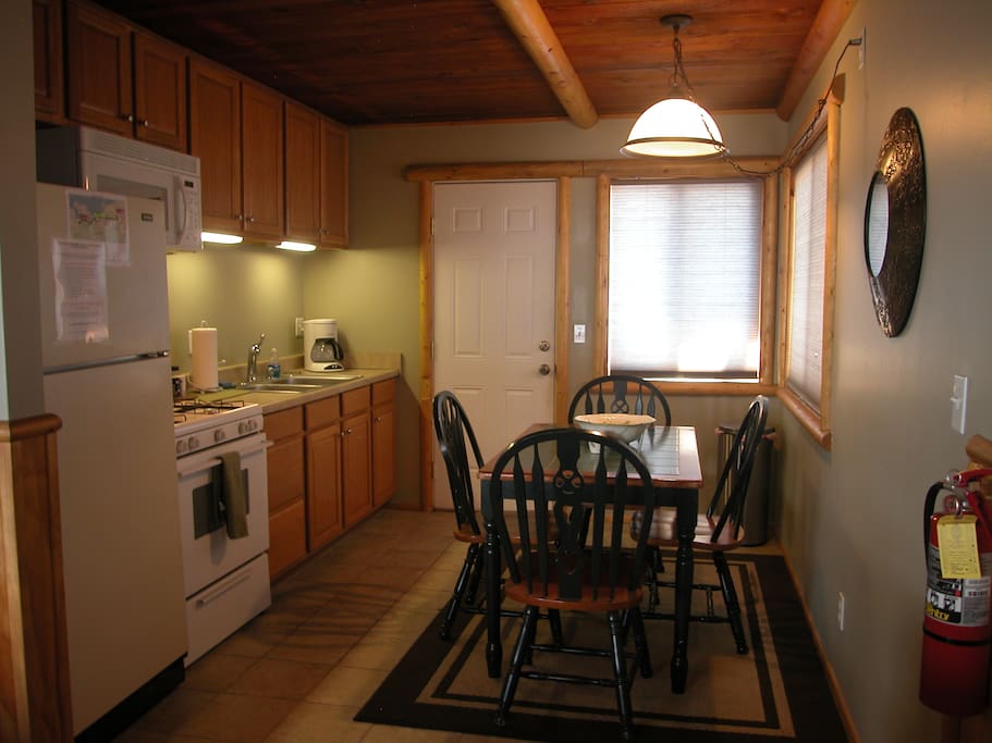 Kitchen w/Dining Table
Kitchen w/Dining Table