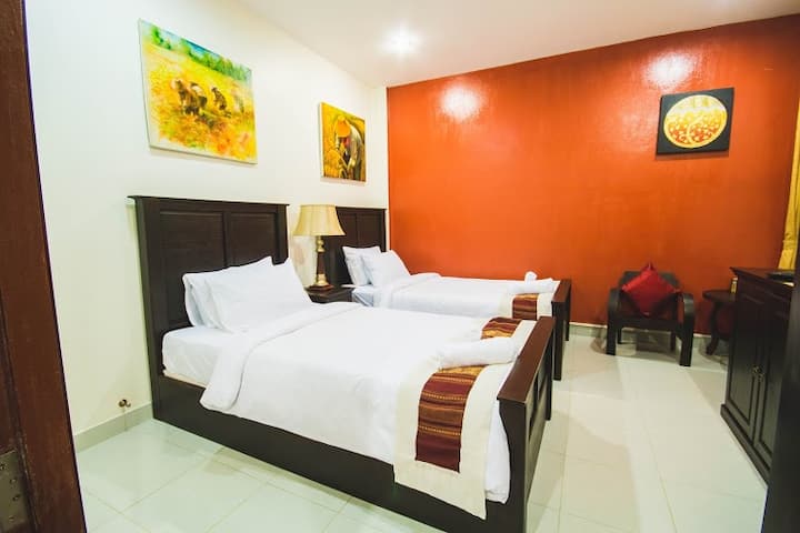 房间面积较小，配有两张单人床，非常适合朋友或青少年入住。 