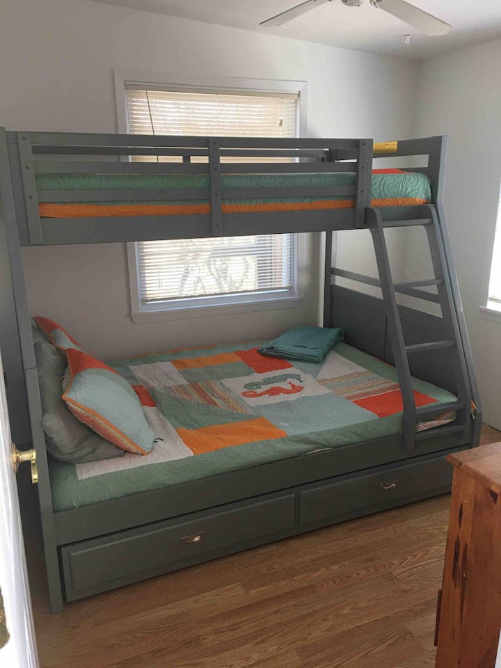 Chumba cha kulala 4. Vitanda vya ghorofa na vitanda pacha