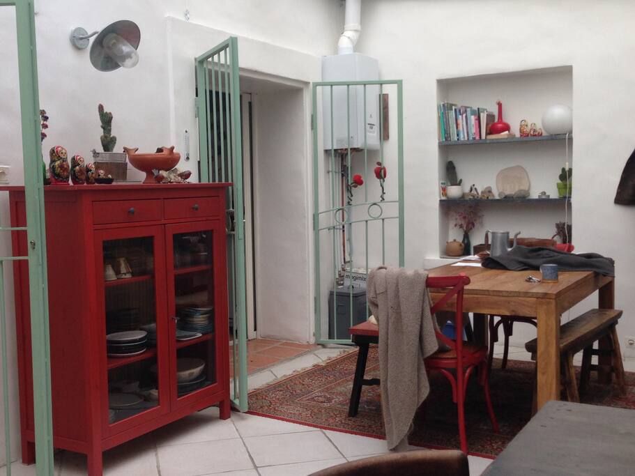 Pour des repas partagés: la salle à manger avec sa grande table en bois et ses 2 bancs et 2 chaises pour accueillir 6 personnes confortablement (ou plus, comme c’est souvent le cas pour nous), et le vaisselier équipé de tout ce dont vous pourrez avoir besoin. Toujours dans le jardin d'hiver (sur la droite en entrant).