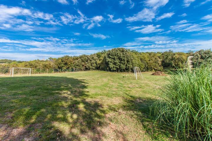 Masía de piedra con enorme jardín y piscina gallery image 5
