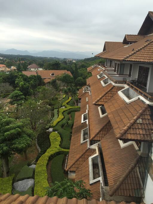 Penthouse ตั้งอยู่บนชั้น 4 ของคอนโดมิเนี่ยม ซึ่งอยู่ชั้นบนสุดมองเห็นสวนด้านล่างและวิวเขา