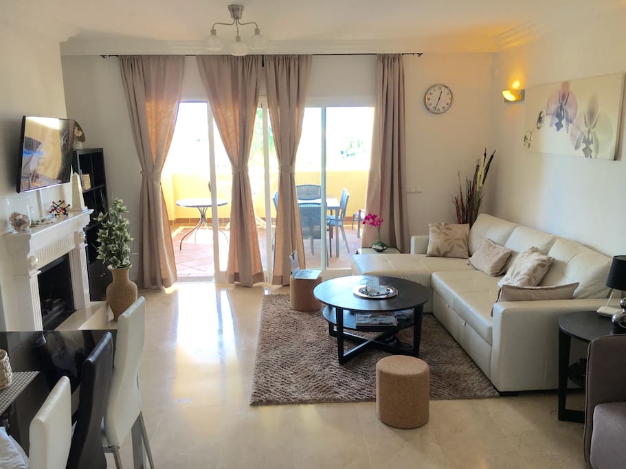 Spacious living room with TV and a sofa bed to accommodate two extra guests.