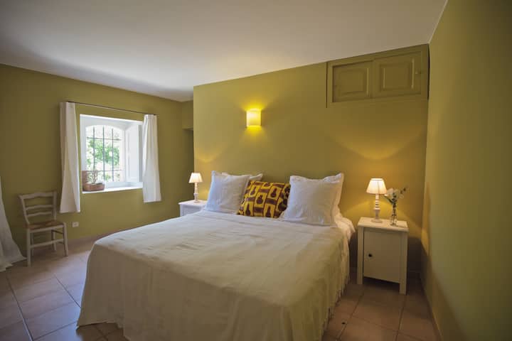 La sala de olivos (habitación N°2), ya sea una cama tamaño king o 2 camas separadas. Con un baño privado.