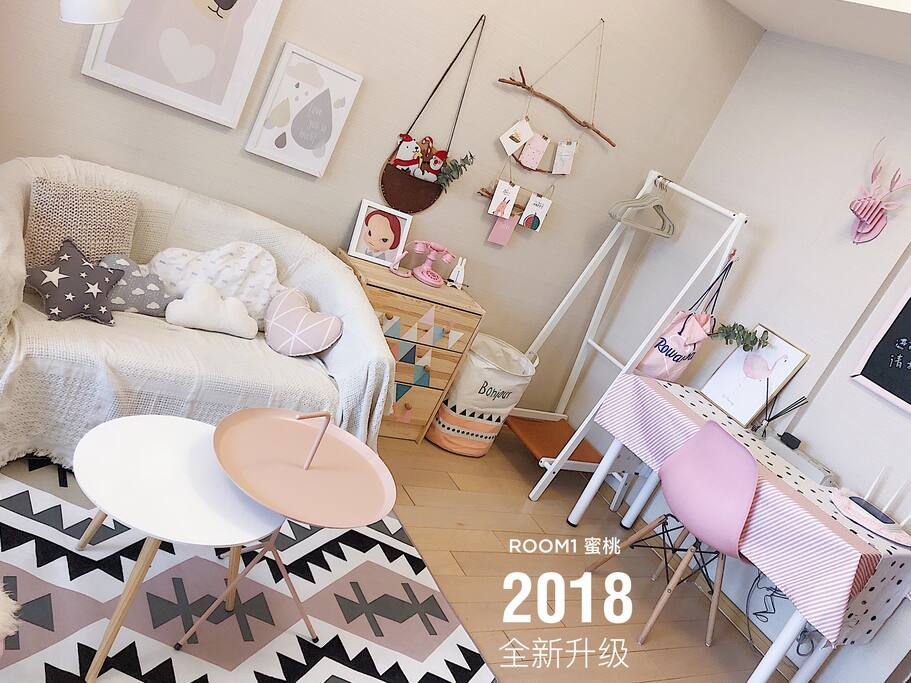2018新更换地毯、沙发毯、增加桌布、茶几、小装饰品,床品升级为无印良品水洗棉材质,增加了房间的舒适度和美观度。