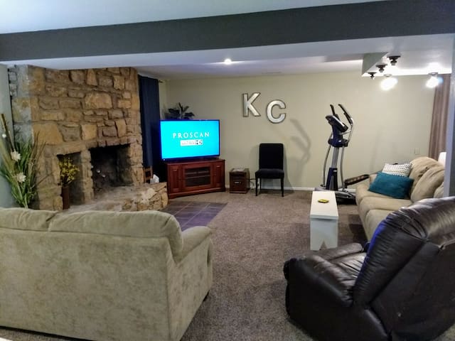 Private Suite Near Airport. Country Feel City Life