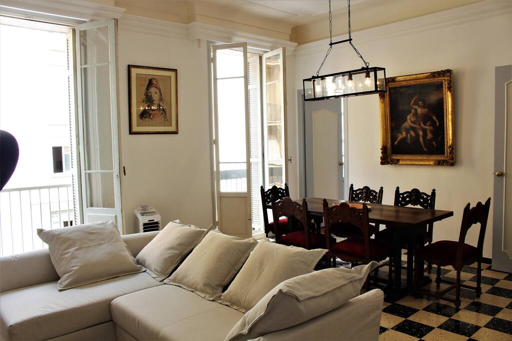 Salon, canapé confortable...