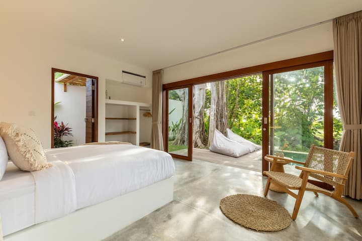 Villa Lumahi III, Seseh - One of the 2 bedrooms of the property.