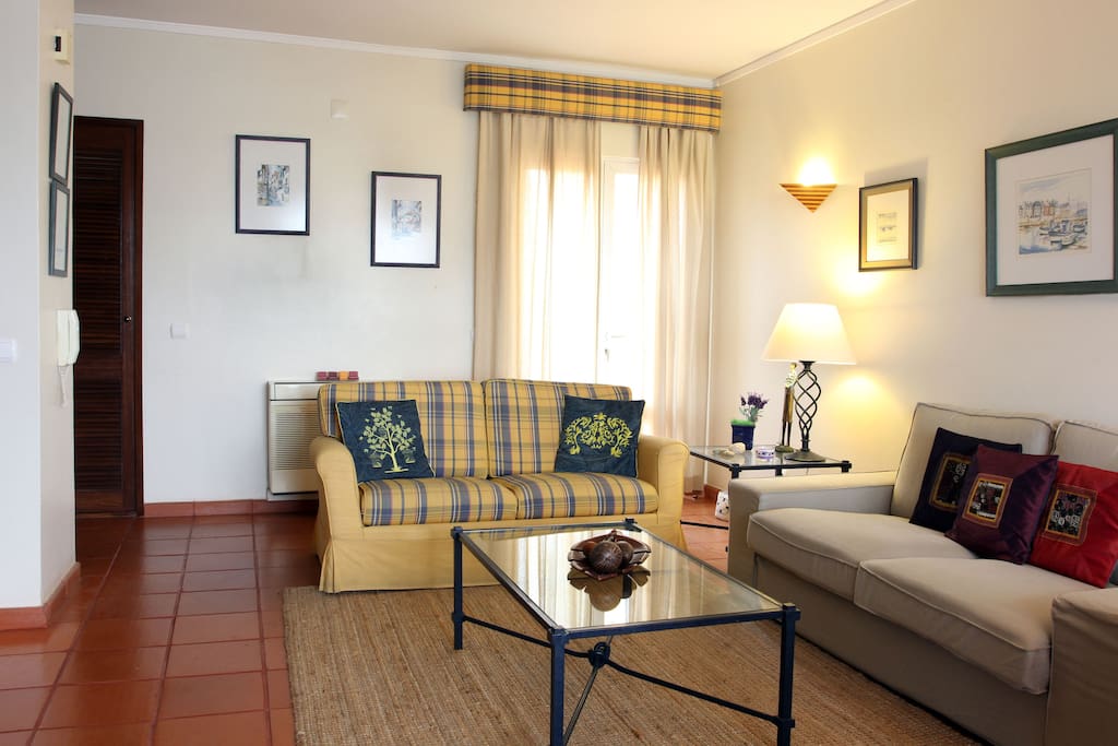 Sala com varandas nascente e poente.