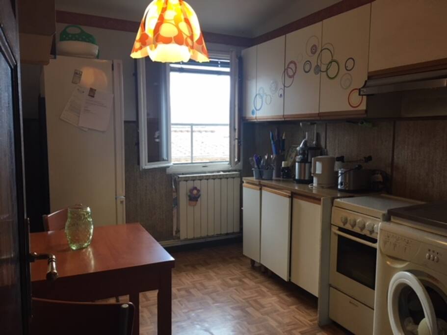 Cucina con lavatrice