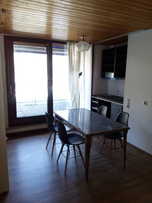 复式楼上层是开放式带小厨房的客厅。Livingroom in the upstair with kitchen.