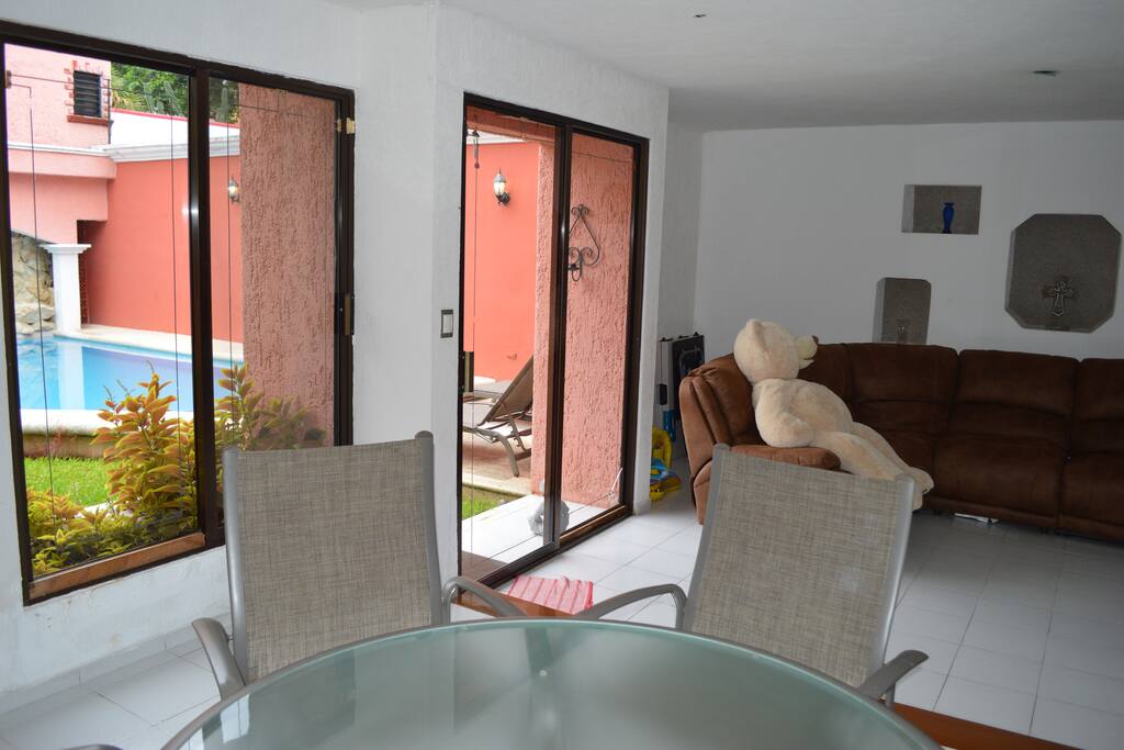 vista del jardín desde el comedor